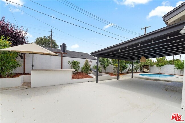 Building Photo - 7241 Donna Ave