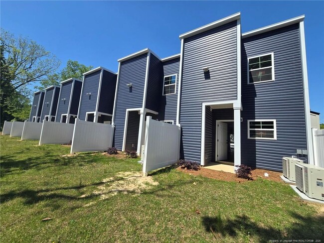 Building Photo - 1511 Fort Bragg Rd