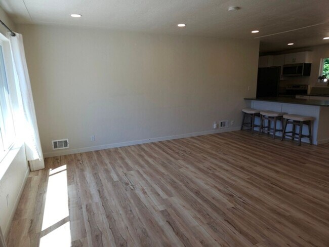 Building Photo - 3Bd/2.5Ba Single Story Home-For viewing!