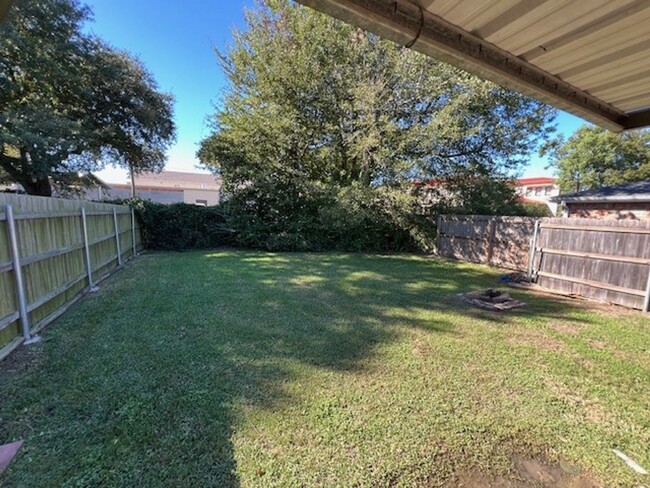 Building Photo - Spacious 3B/2B Duplex in South Lake Charles