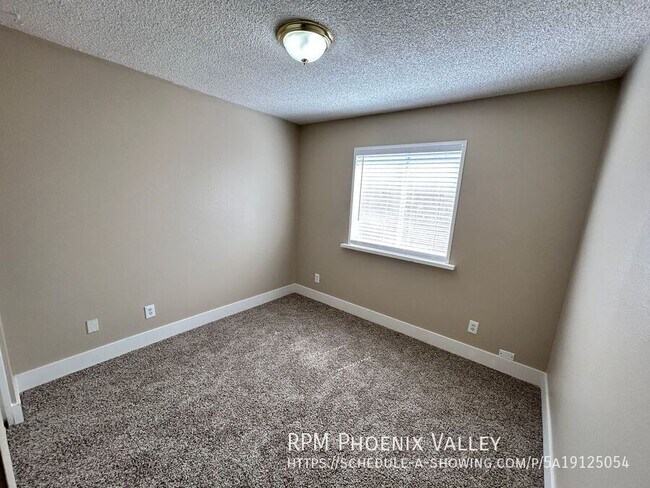 Building Photo - 8443 W Glenrosa Ave