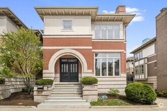 Building Photo - 1308 S Plymouth Ct