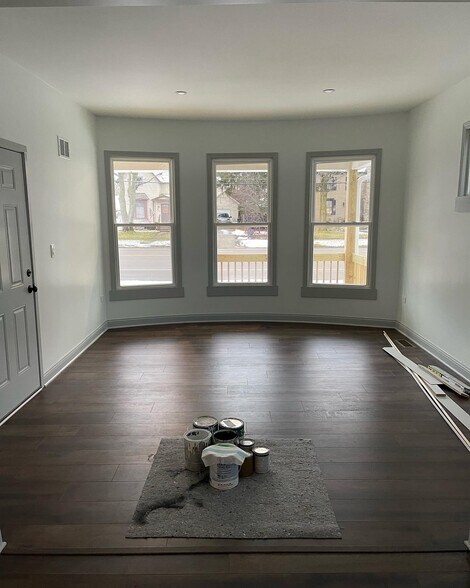 Living room - 710 N State St