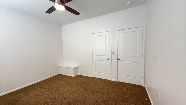 Building Photo - 662 Lacy Oak Dr