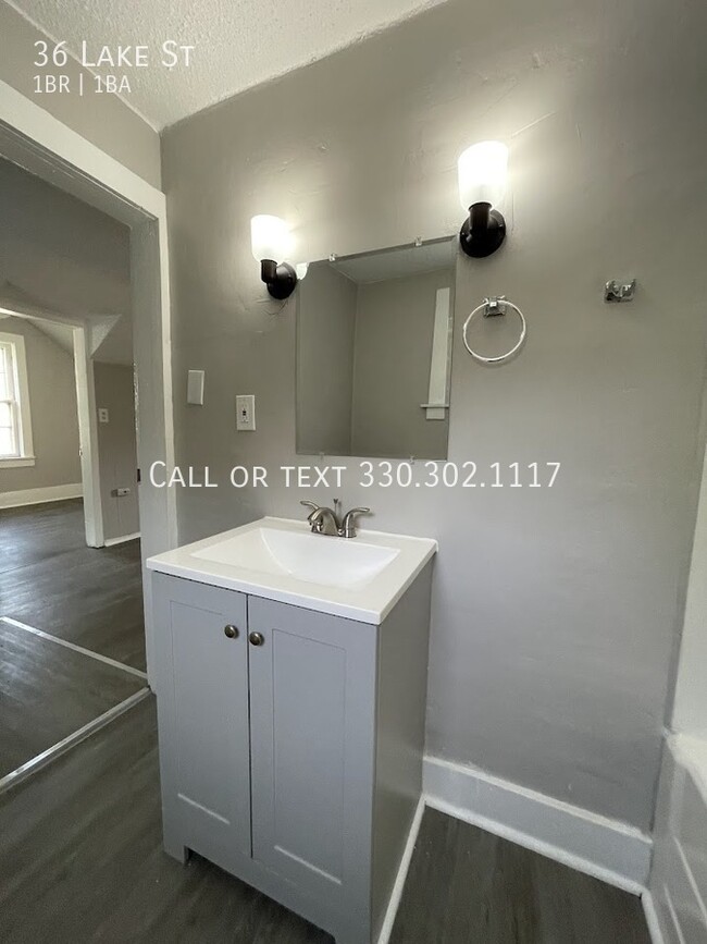 Building Photo - One bedroom one bathroom 2nd level apartme...