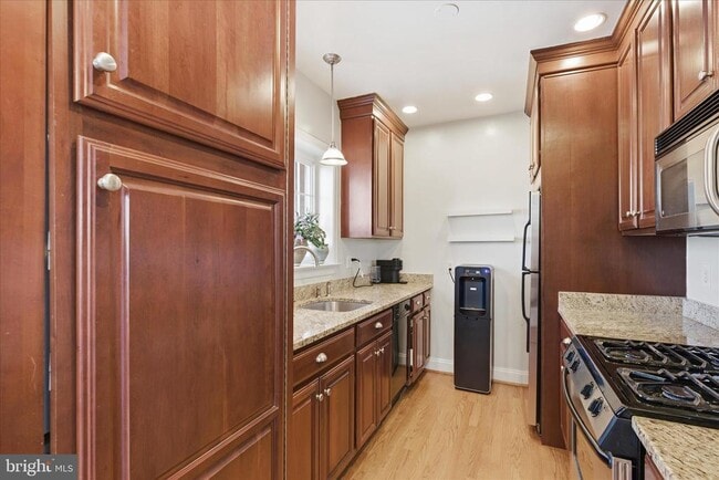 Building Photo - 3470 Martha Custis Dr