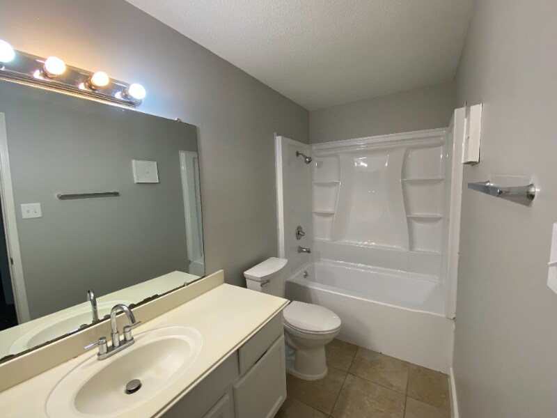 Building Photo - 9700 Leawood Blvd