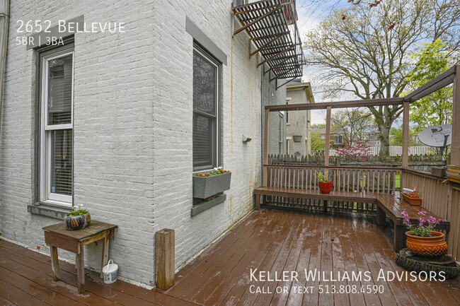 Building Photo - 2652 Bellevue-