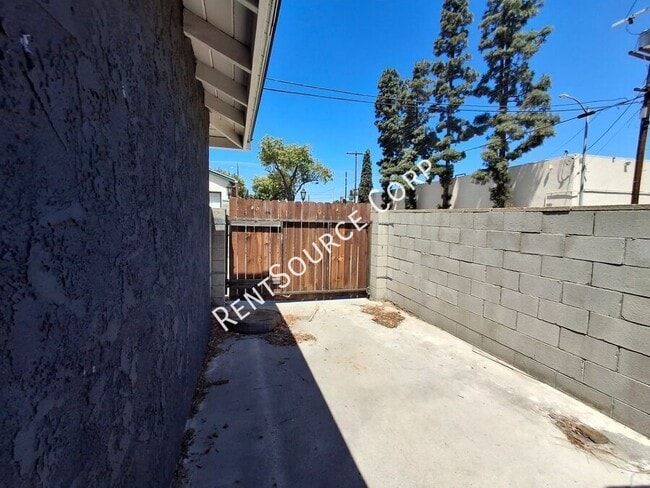 Building Photo - 10059 McLennan Ave.
