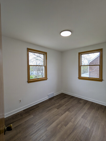 Building Photo - 713 Overhill Dr