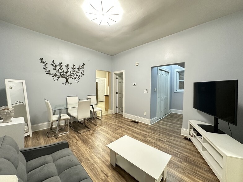 Building Photo - 716 N Elizabeth St