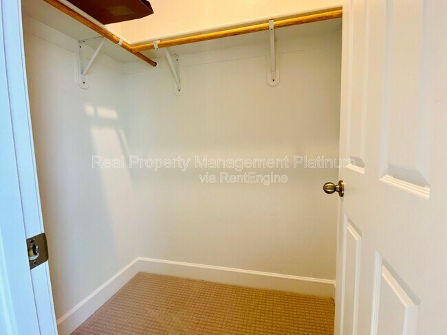 Building Photo - 1046 Lindsay Ln