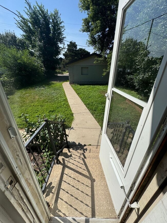 Building Photo - Gorgeous 3 Bedroom UPDATED Single Family Home