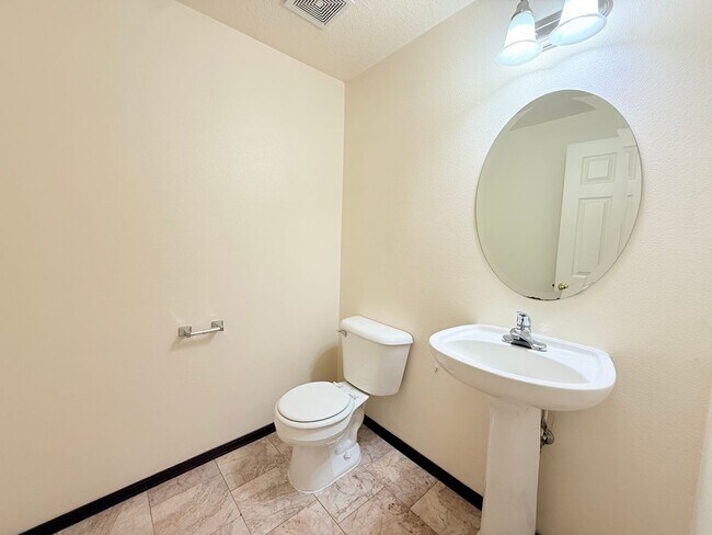 Building Photo - Beautiful 3 Bedroom Beaverton Home with New Carpet and Large Fenced in Backyard!