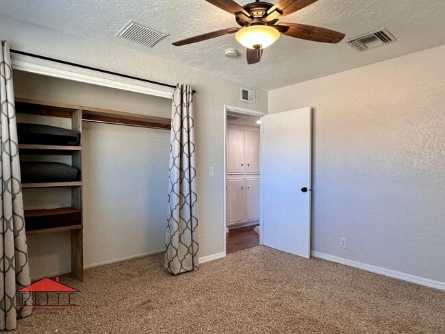 Building Photo - 224 Larkspur St