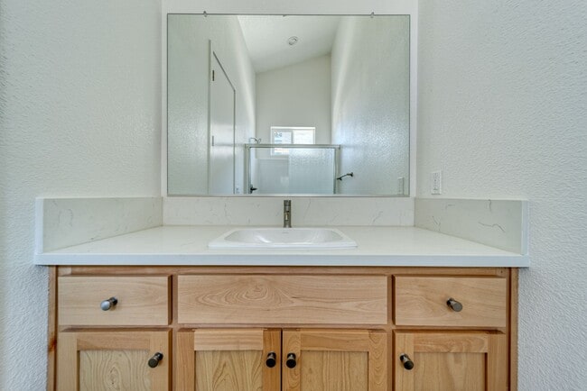 Building Photo - D60