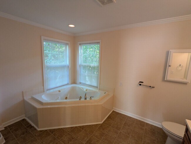 Building Photo - Spacious 4-Bedroom, 3-Bath Home in Parkside!