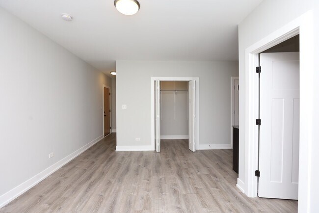 Building Photo - 716 W Brompton Ave