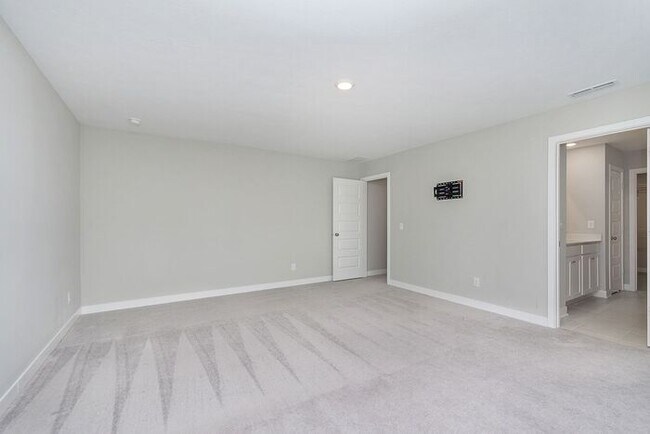 Building Photo - Like New 5 Bedroom 3 Full Bath With Fenced...