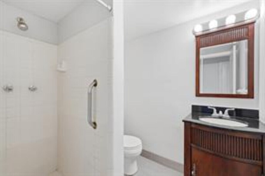 Building Photo - 1400 NE 57th St