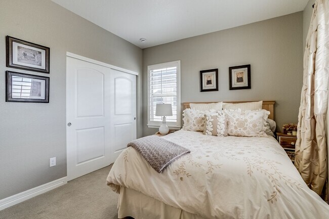 Building Photo - Large single family home in Central Park.