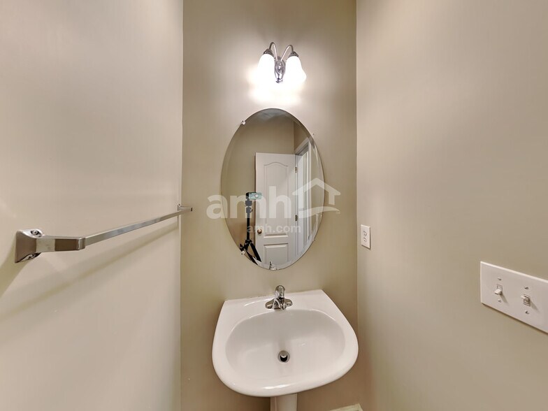 Building Photo - 2341 Suwanee Pointe Dr