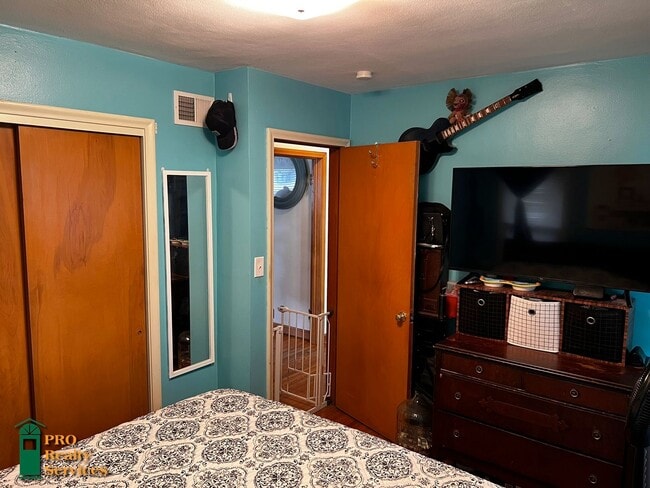 Building Photo - 2 Bedroom Home