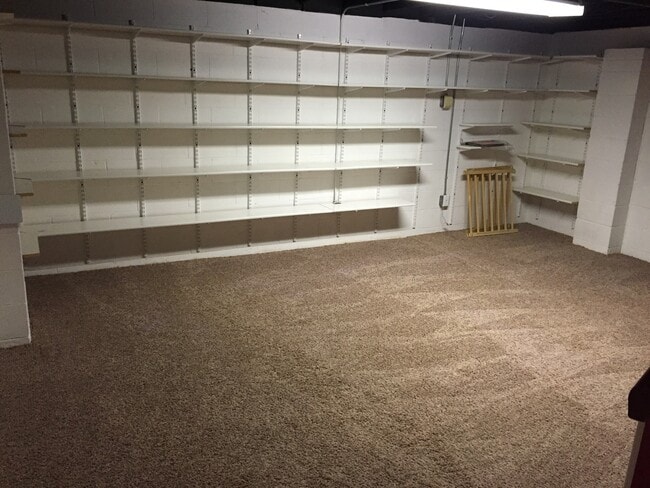 Building Photo - Gorgeous 2 Bedroom, 1.25 Bath Townhouse near UIHC