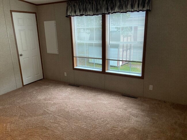 Building Photo - 18 Carp Ln