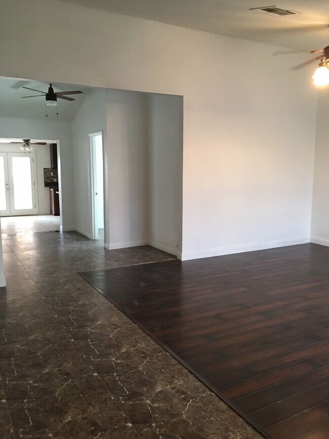 Building Photo - 913 Shadow Mountain Pl