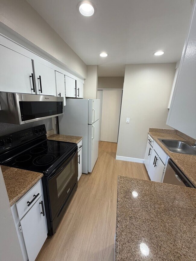 Building Photo - 2 BED 1.5 BATH CONDO IN WALNUT CREEK