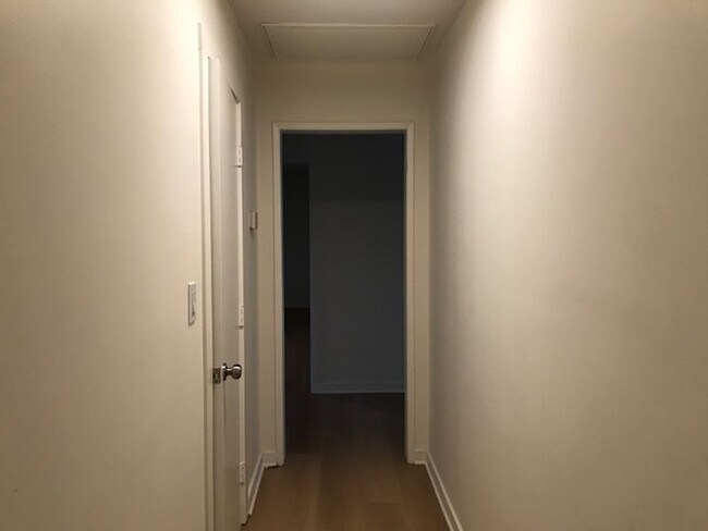 Building Photo - GLENOAKS