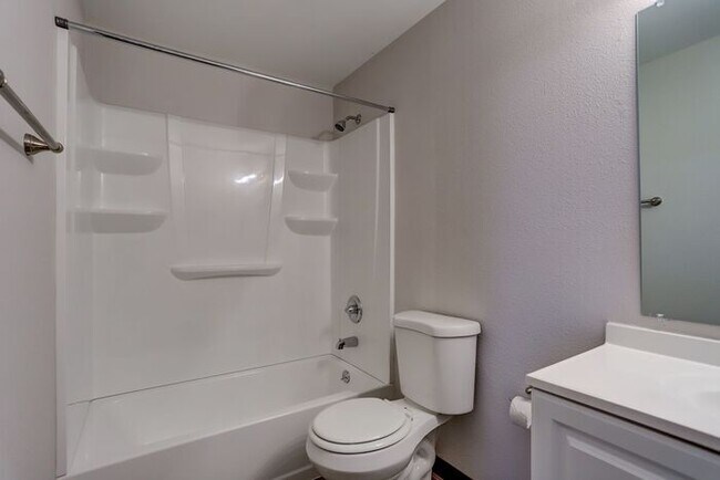 Building Photo - Super spacious 2 bedroom unit in the perfe...