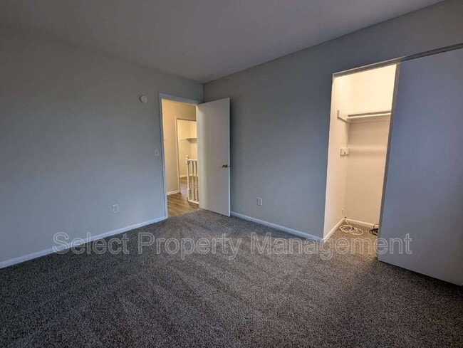 Building Photo - 924 E Washington Center Rd