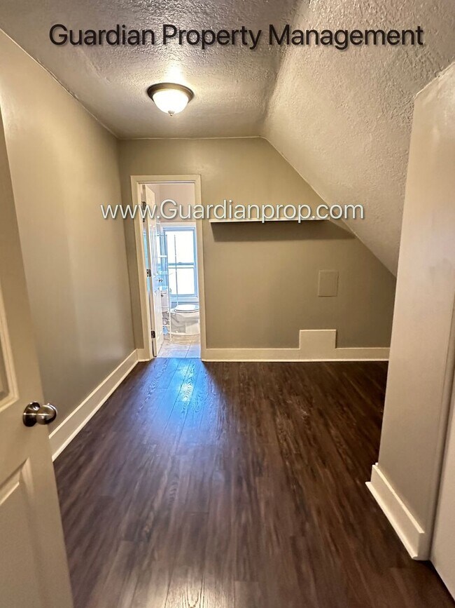 Building Photo - Kenwood Apartment, Private Entry, Parking, Pets Welcome, Video Walk Through