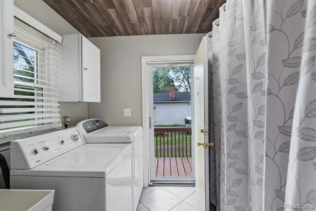 Building Photo - 15403 Maxwell Ave
