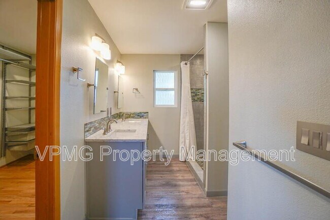 Building Photo - 6904 NE 70th St
