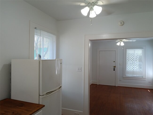 Building Photo - 2725 1/2 Bernardo De Galvez Ave