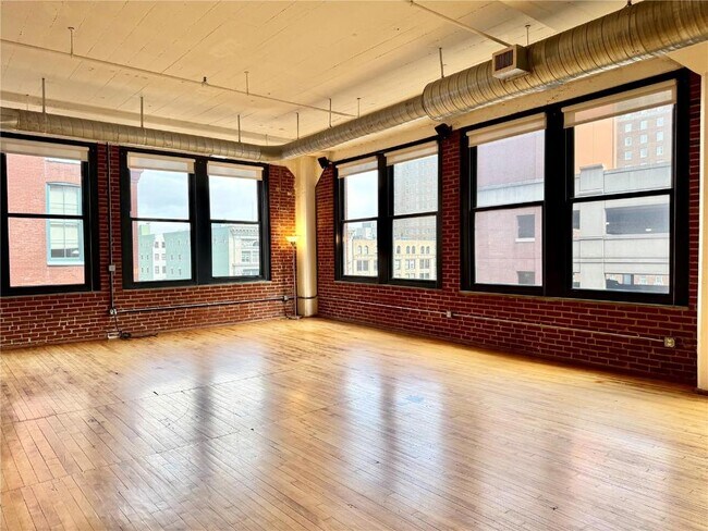 Building Photo - 1010 St Charles St