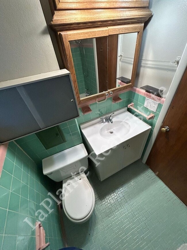 Building Photo - 1421 N Ravine Pkwy