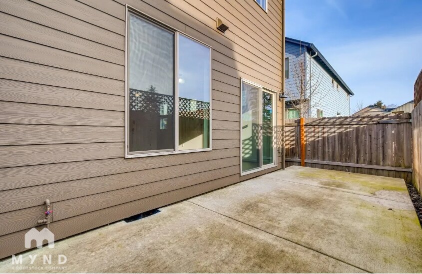 Building Photo - 10923 NE 44th St