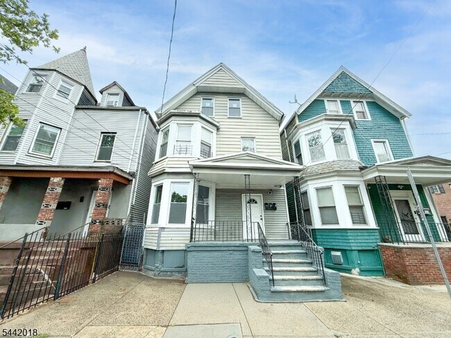 Building Photo - 131 S 8th St