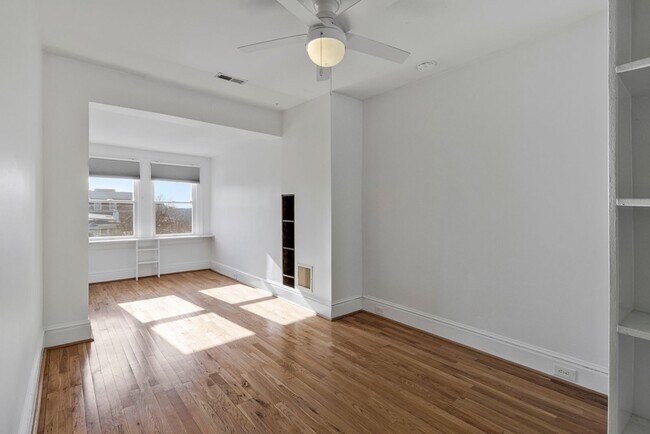 Building Photo - Big and Comfy Townhouse