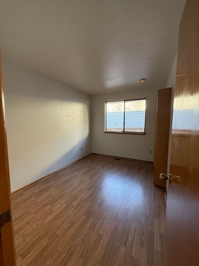 Building Photo - 2024 SE 8th Dr