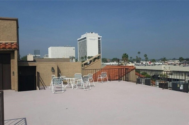 rooftop deck - 14572 Dickens St