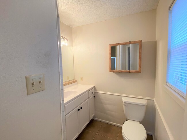 Building Photo - MOVE IN SPECIAL 1/2 OFF FIRST MONTH RENT *...