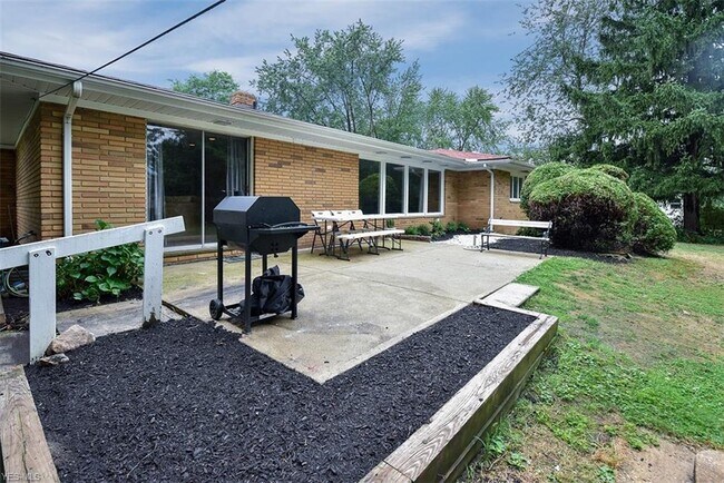 Building Photo - 24735 Twickenham Dr