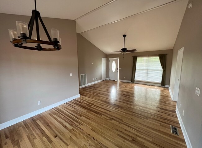 Building Photo - 305 Alexis St