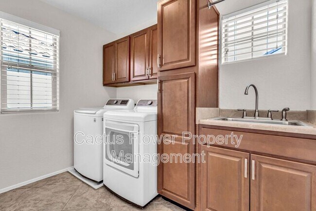 Building Photo - 2544 E Vermont Dr