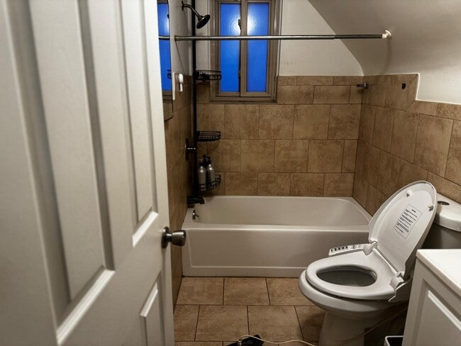 Building Photo - 608 Montrose Ave